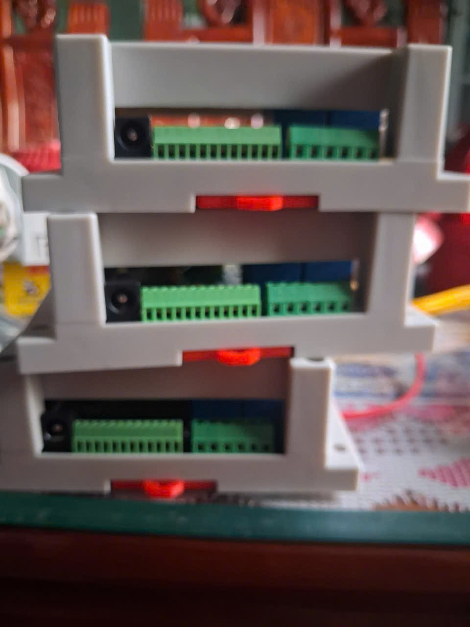 Thiết bị truyền tin báo cháy 4GSAFE xếp chồng với đèn báo trạng thái