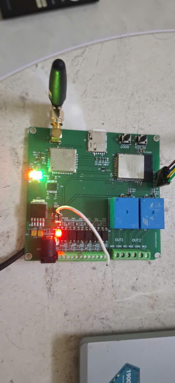 Bo mạch thiết bị truyền tin báo cháy 4GSAFE dùng ESP32 và SIM 4G đang hoạt động