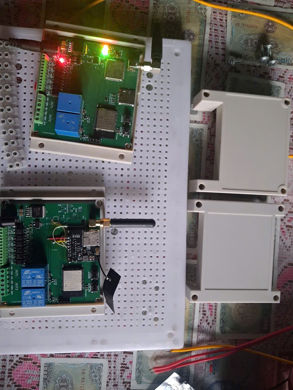 Lắp ráp bo mạch và vỏ hộp thiết bị truyền tin báo cháy 4GSAFE
