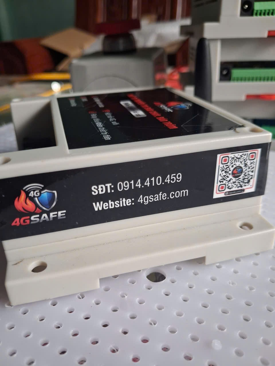 Vỏ thiết bị truyền tin báo cháy 4GSAFE in hotline 0914.410.459 và website 4gsafe.com